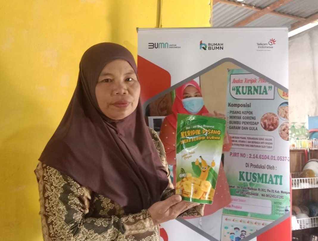 Kusmiati, pemiliki usaha Aneka Keripik Pisang “Kurnia” yang merupakan salah satu UMKM di Rumah BUMN Mempawah Kalimantan Barat yang telah melakukan upgrade packaging di bawah binaan Telkom.