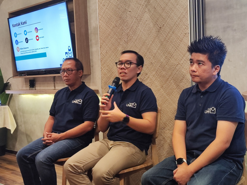 (Kiri-kanan) Executive Vice President Divisi Digital Business & Technology Telkom Komang Budi Aryasa, Direktur Digital Business Telkom Muhamad Fajrin Rasyid, CEO PaDi UMKM Jimmy Karisma Ramadhan dalam acara Media Gathering PaDi UMKM di Jakarta, Kamis (3/8/2023).