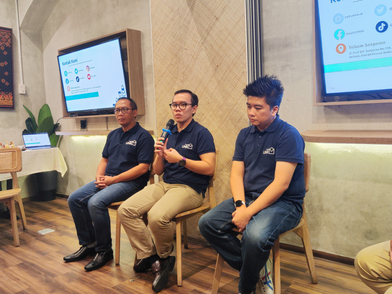 (Kiri-kanan) Executive Vice President Divisi Digital Business & Technology Telkom Komang Budi Aryasa, Direktur Digital Business Telkom Muhamad Fajrin Rasyid, CEO PaDi UMKM Jimmy Karisma Ramadhan dalam acara Media Gathering PaDi UMKM di Jakarta, Kamis (3/8/2023).