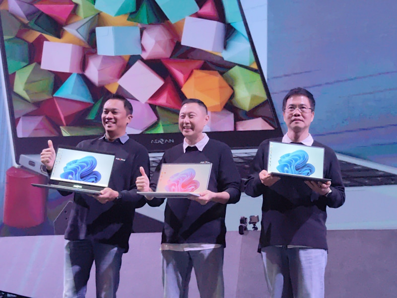 (ki-ka) Andy Gusena-Brand Director Advan, Chandra Tansri-CEO Advan, Aliudin Sutedja-General Manager Advan