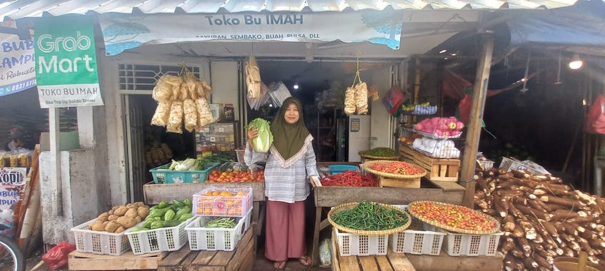 Ibu Tri Ernawati, pedagang sayur di Pasar Tugu, Lampung bergabung dalam program Kota Masa Depan Tahap 3 dan menjadi Mitra Merchant Grab