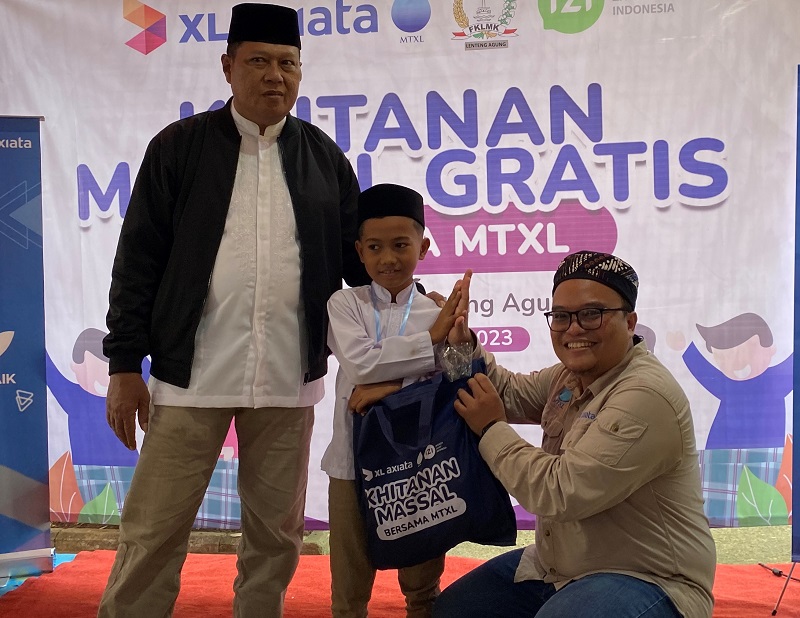 Ketua MTXL Axiata, Yanuar Tirta Kumaya (kanan) menyapa salah satu anak peserta khitanan massal di Jakarta, Sabtu (12/8). XL Axiata melalui Majelis Ta’lim XL Axiata menyelenggarakan program “Merdeka Beramal” yang dilaksanakan berbagai kota di Indonesia. Kegiatan yang serentak dilaksanakan, Sabtu (12/8), berupa khitanan massal bagi 50 anak di Jakarta, serta menyantuni anak yatim duafa di Medan, Palembang, Lebak, Bandung, Banjarmasin, Makassar, dan Surabaya. Selain itu, juga ada kegiatan Berdaya Masjid di Aceh, Jawa Timur, dan Sulawesi Tengah.