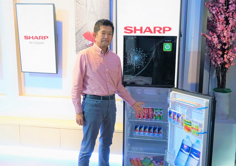 Shinji Teraoka, presiden direktur SEID menunjukan interior lemari es Sharp