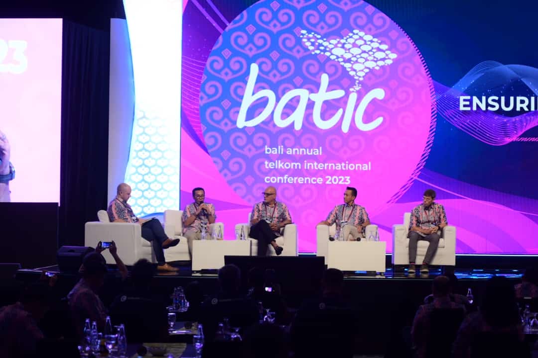 (Kiri ke kanan) Senior Managing Director Delta Partners Sam Evans, CEO Telin Budi Satria Dharma Purba, CEO Axiata Group Wholesale, Group Chief Carrier and Wholesale Officer Nabil Baccouche, CEO Console Connect by PCCW Global Marc Halbfinger dalam sesi panel pada gelaran BATIC 2023 di The Westin Nusa Dua Bali, Rabu (6/9).