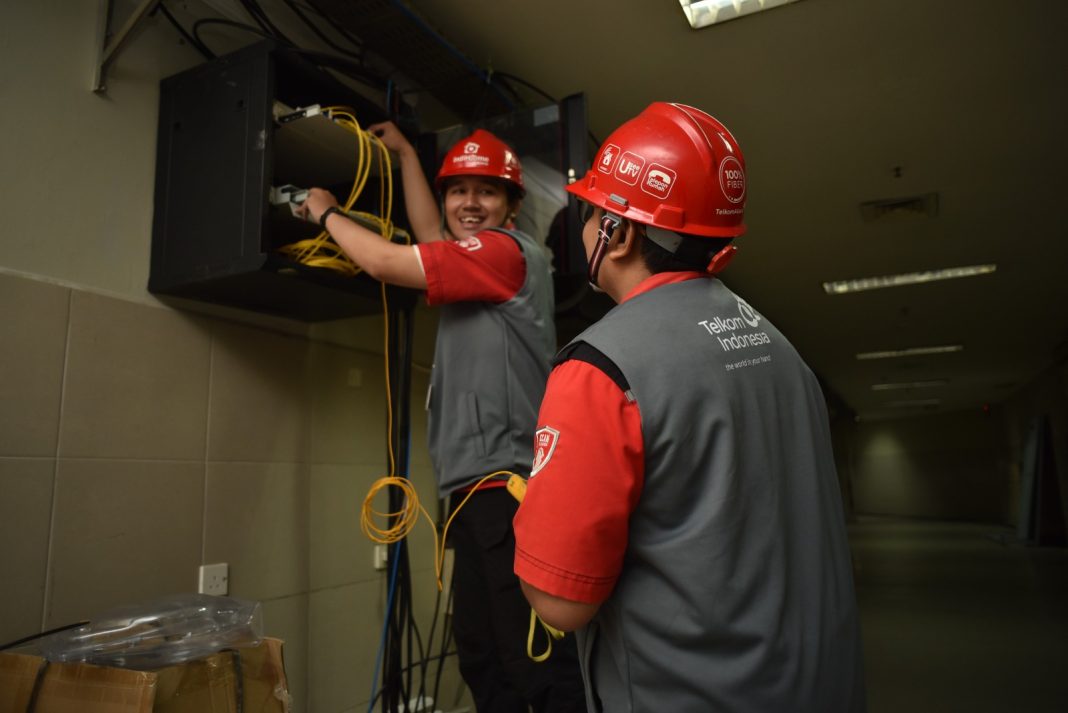 Petugas TelkomGroup memastikan kualitas jaringan telekomunikasi andal di lokasi Media Center KTT ke-42 ASEAN yang dikelola oleh TelkomGroup dari sisi penyediaan infrastruktur dan layanan telekomunikasi di Jakarta (5/9).
