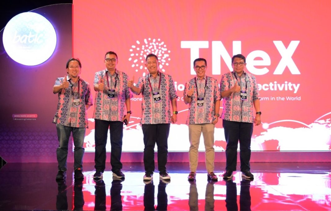 Direktur Wholesale & International Service Telkom Bogi Witjaksono (tengah) didampingi Chief Executive Officer Telin Budi Satria Dharma Purba (kedua dari kanan), Chief Technology Officer Telin Akhmad Ludfy (paling kanan), Chief Finance and Risk Management Officer Telin Doni Andriansyah (kedua dari kiri), dan Senior Vice President (SVP) Product House Telin Azmal Yahya (paling kiri) saat peluncuran TNeX pada Rabu (6/9) di Nusa Dua Bali.