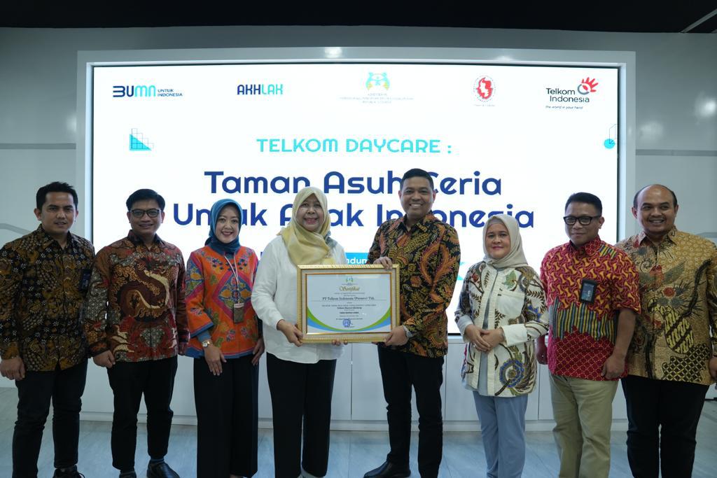 Asisten Deputi Pemenuhan Hak Anak atas Pengasuhan dan Lingkungan Kementerian PPPA RI Rohika Kurniadi Sari (kedua dari kanan) bersama Direktur Human Capital Management Afriwandi (paling kiri) bersama dan Ketua Forsikatel Group Pusat Wulan Ririek Adriansyah (paling kanan), berbincang dengan karyawan orang tua anak asuh Telkom Daycare di Bandung, (18/9). Telkom Daycare menjadi fasilitas daycare pertama di Indonesia yang dianugerahi peringkat tertinggi sertifikasi Taman Asuh Ceria Anak (TARA) oleh KemenPPPA RI.