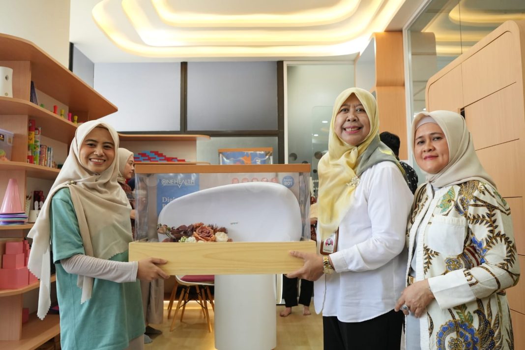 Asisten Deputi Pemenuhan Hak Anak atas Pengasuhan dan Lingkungan Kementerian PPPA RI Rohika Kurniadi Sari (keempat dari kiri) menyerahkan sertifikat TARA Ramah Anak kepada Direktur Human Capital Management Telkom Afriwandi (keempat dari kanan) didampingi Ketua Forsikatel Group Pusat Wulan Ririek Adriansyah (ketiga dari kanan) dan jajaran Senior Leader TelkomGroup di Bandung (18/9). TARA Ramah Anak merupakan peringkat tertinggi sertifikasi yang diberikan KemenPPPA RI kepada daycare atau Taman Asuh Ceria Anak di seluruh Indonesia.