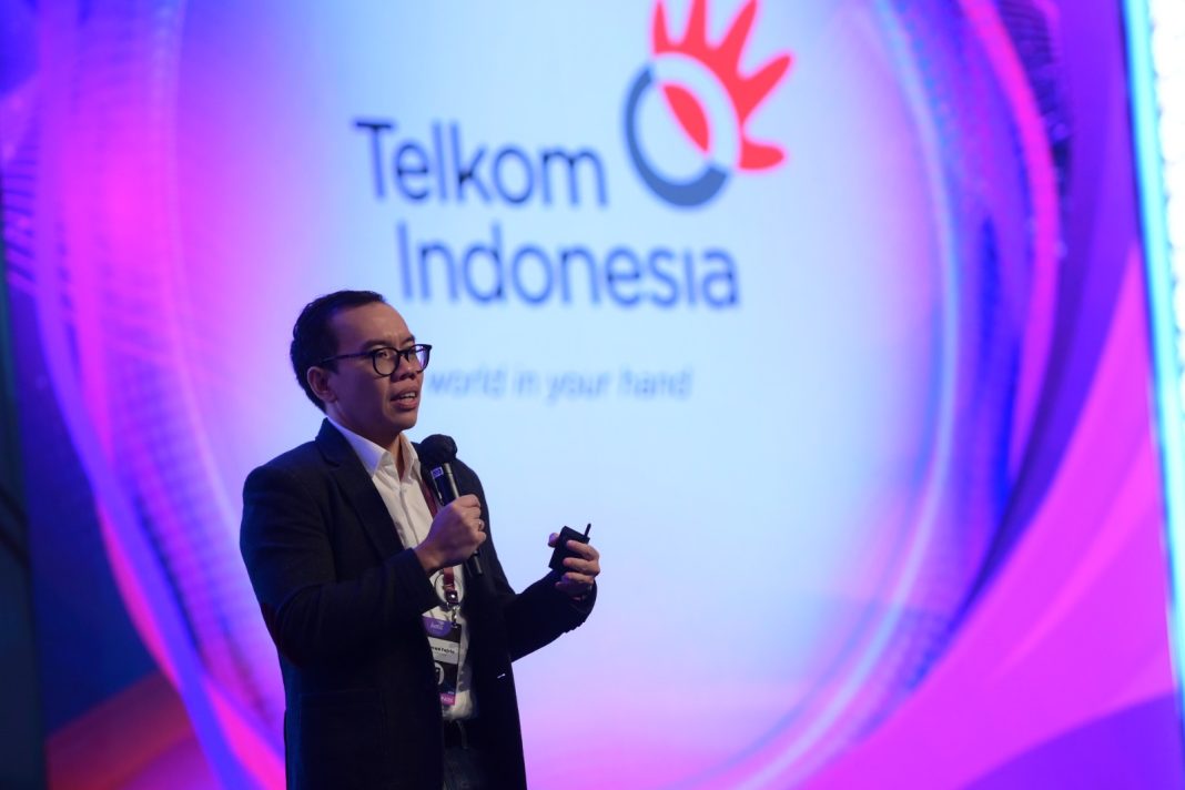 Direktur Digital Business Telkom Muhamad Fajrin Rasyid memberikan paparan terkait peran Web3 dalam mendorong transformasi digital di Indo-Pasifik serta inovasi Telkom di ranah Web3 dan teknologi blockchain pada gelaran BATIC 2023 hari kedua di The Westin Resort Nusa Dua Bali, Kamis (7/9).