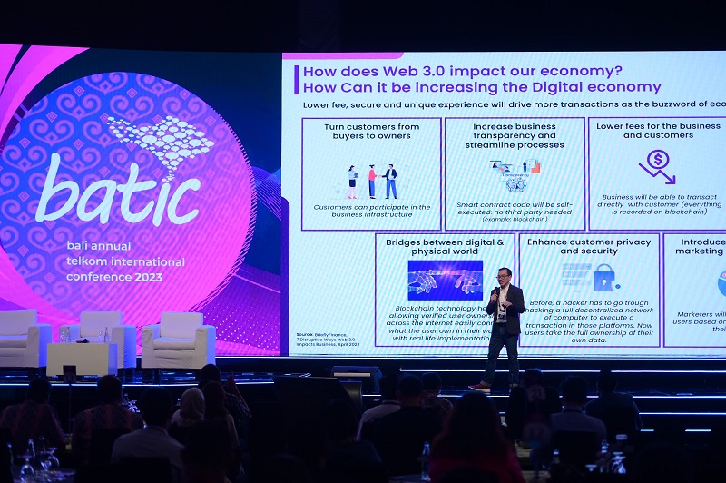 Direktur Digital Business Telkom Muhamad Fajrin Rasyid memberikan paparan terkait peran Web3 dalam mendorong transformasi digital di Indo-Pasifik serta inovasi Telkom di ranah Web3 dan teknologi blockchain pada gelaran BATIC 2023 hari kedua di The Westin Resort Nusa Dua Bali, Kamis (7/9).