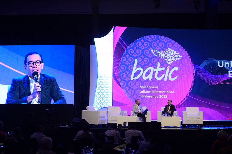 Direktur Digital Business Telkom Muhamad Fajrin Rasyid memberikan paparan terkait peran Web3 dalam mendorong transformasi digital di Indo-Pasifik serta inovasi Telkom di ranah Web3 dan teknologi blockchain pada gelaran BATIC 2023 hari kedua di The Westin Resort Nusa Dua Bali, Kamis (7/9).