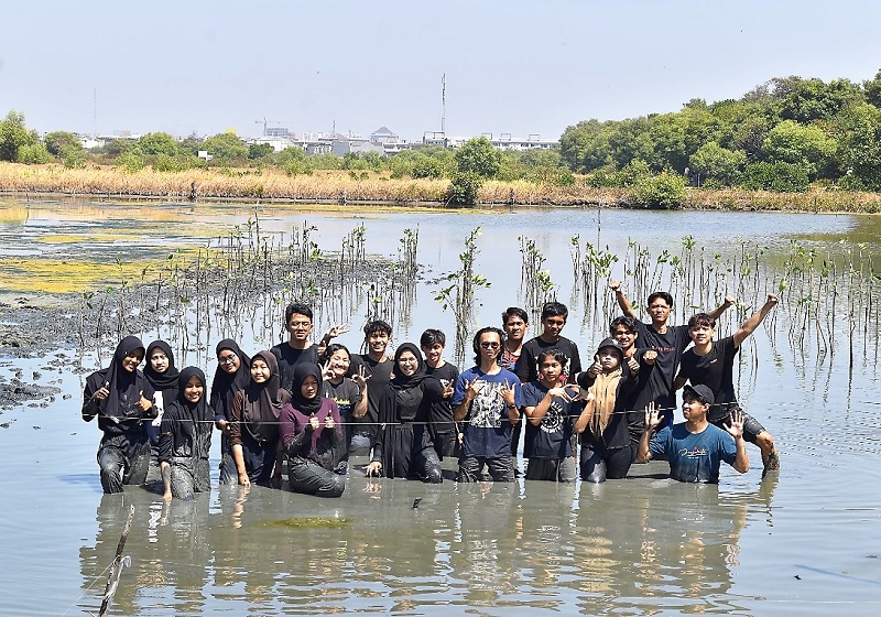 Himpunan Mahasiswa Planologi  ITS Surabaya melaksanakan penanaman mangrove di Kawasan Konservasi Mangrove Gunung Anyar, Surabaya, 25 Agustus 2023 yang lalu. XL Axiata melalui XL Future Leaders (XLFL) memberikan dukungan atas aksi perduli lingkungan yang juga diikuti oleh pelajar, dosen, guru, dan warga sekitar.