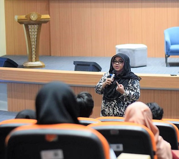 XLFL Program Leader, Dwi Kartika Sari saat memberikan pemaparan dalam workshop tentang persiapan karir kepada mahasiswa baru Universitas Airlangga di Surabaya (7/9). Program yang sama juga dilaksanakan di Universitas Andalas (UNAND), Padang dan Universitas Katolik Santo Thomas, Medan. Program ini bertujuan membekali wisudawan dan mahasiswa baru dalam memasuki dunia kerja.