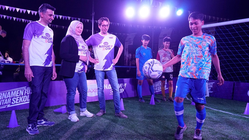 (ki-ka) Group Head Youth Segment XL Axiata, Azher Javid bersama dengan Regional Group Head Jabodetabek XL Axiata, Rd. Sofia Purbayanti dan Chief Marketing Officer XL Axiata, Alfons Bosch Sansa menyaksikan juggling dari salah pemain dari tim finalis Axis Nation Cup 2023 di Jakarta, Kamis (5/10). Turnamen futsal terbesar antar-SMA se-Indonesia, AXIS Nation Cup 2023 akan memasuki babak grand final. Sebanyak 10 tim telah berhasil masuk babak puncak turnamen dan siap memperebutkan total hadiah Rp 435 juta. Acara grand final ini akan berlangsung pada tanggal 15 Oktober 2023 di Istora Senayan, Jakarta.