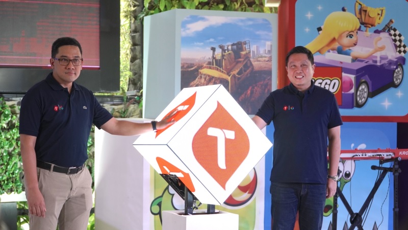 Head of Android Platforms & Ecosystems Google Indonesia Denny Galant (kiri) dan Direktur Marketing Telkomsel Derrick Heng (kanan) meresmikan Program Bundling Google Play Pass Package di Jakarta, Kamis (12/10).