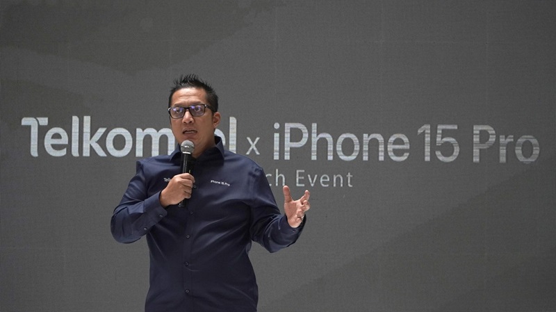 Direktur Sales Telkomsel Adiwinahyu Basuki Sigit menyampaikan semangat Telkomsel dalam menghadirkan pengalaman gaya hidup digital yang #MakinMaksimal serta komitmen untuk senantiasa dapat membuka lebih banyak peluang bagi masyarakat dalam memaksimalkan aktivitas digital sehari-hari melalui paket bundling Telkomsel dan lineup iPhone 15 terbaru.