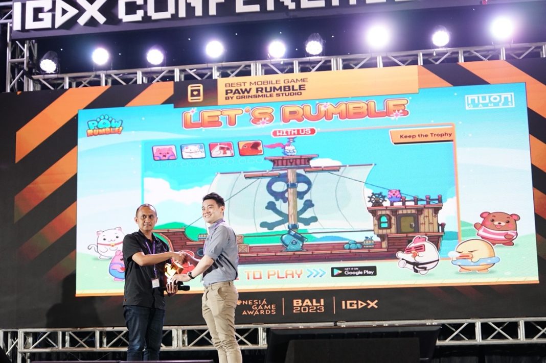 VP Digital Games Nuon Digital Indonesia Dradjat Keesan (kiri) saat menerima penghargaan “Best Mobile Game” Indonesia Game Awards untuk gim Paw Rumble yang merupakan salah satu gim karya anak bangsa yang berada di bawah binaan Indigo Game StartUp Incubation dalam perhelatan Indonesia Game Developer eXchange (IGDX) 2023, di Bali beberapa waktu lalu.