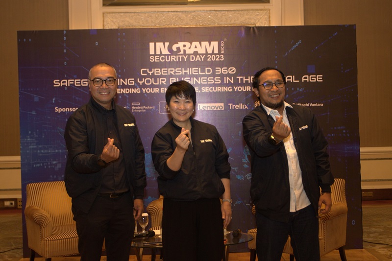 (ki-ka) Hans Tanit - Country Manager Trellix di Indonesia; Mulia Dewi Karnadi - Country Chief Executive Ingram Micro Indonesia; Rio Rinaldi - Head of Cyber Security Ingram Micro Indonesia, pada acara Security Day 2023 dengan mengangkat tema Cybershield 360, Safeguarding Your Business in the Digital Age dan berfokus pada kewaspadaan terkait isu keamanan siber di Jakarta, Selasa (24/10/2023).