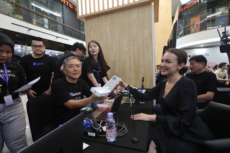 Kusumo Martanto selaku CEO & Co-Founder Blibli melayani unbricked dari Iphone 15 Pro Titanium milik Rianty Cartwright