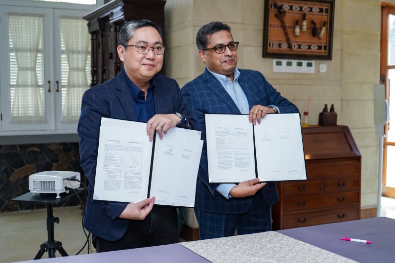 (ki-ka) Alim Gunadi, Chief Enterprise Business Officer, Smartfren Business bersama Sunny Rao, Global Director Vonage menandatangani kesepakatan kerja sama penyediaan solusi interaksi bisnis berbasis SMS Application-to-Person.