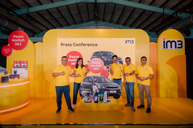 (ki-ka) SVP Head of Product Strategy & Pricing IM3 Adiyanto Adhi Kusumo, VP Head of Loyalty Management IM3 Lucida Gloria Utami Dewi, SVP Head of CVM IM3 Manish Kar, Director & Chief Commercial Officer IOH Ritesh Kumar Singh dan SVP Head of Brand Management & Strategy IM3 Fahroni Arifin saat Press Conference Pesta Hadiah IM3 yang diadakan di Jakarta, Senin (16/10)