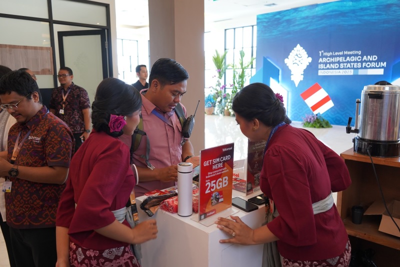 Telkomsel menyediakan layanan pelanggan di sejumlah titik lokasi seperti bandara, media center, GraPARI, hingga booth di venue utama BNDCC, yang siap untuk melayani kebutuhan registrasi Kartu Prabayar Tourist dan IMEI perangkat mobile, paket data dan isi ulang pulsa, dan berbagai layanan telekomunikasi lainnya.