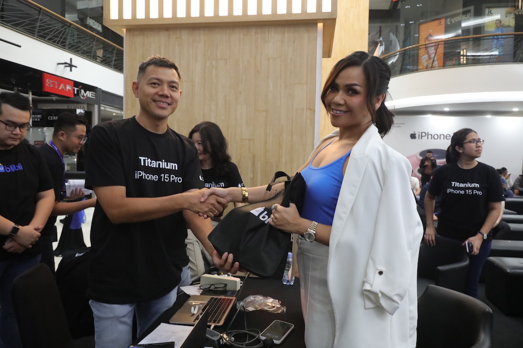Wisnu Iskandar selaku CEO Blibli OMG melayani Melaney Richardo