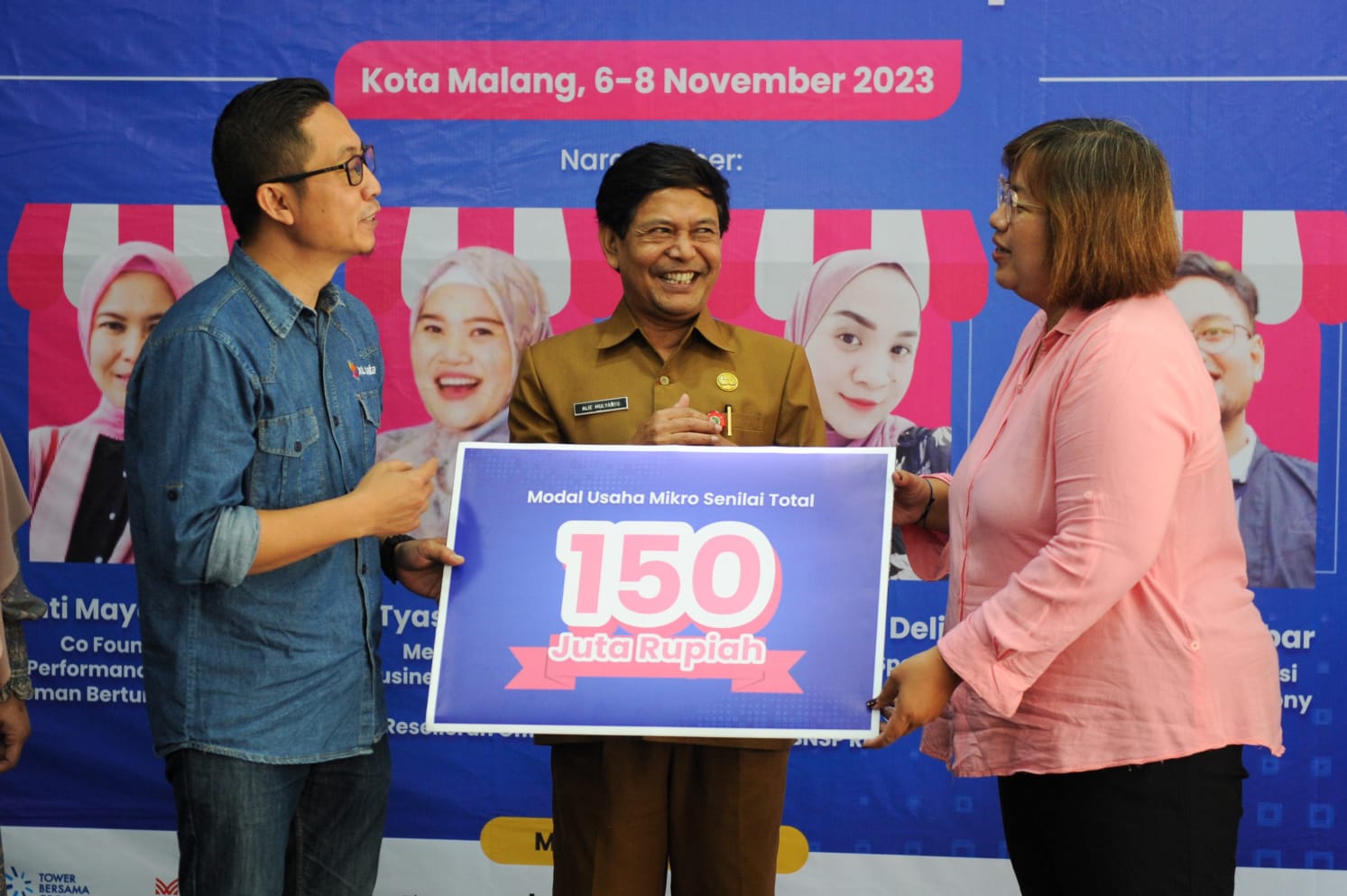 (Ki-ka) Regional Group Head XL Axiata East Region, Dodik Ariyanto, Staf Ahli Pembangunan, Kesejahteraan Rakyat dan Sumberdaya Manusia Kota Malang, Drs. Alie Mulyanto, MM dan salah satu peserta pelatihan UMKM perempuan yang diselenggarakan oleh XL Axiata bersama sejumlah mitra di Malang, (6/11).  XL Axiata berharap program ini mampu meningkatkan kemampuan para pelaku UMKM perempuan dalam literasi keuangan, literasi digital, dan kewirausahaan di Kota Malang. Selain pelatihan, juga tersedia bantuan modal bagi 27 peserta senilai total Rp 150 juta.