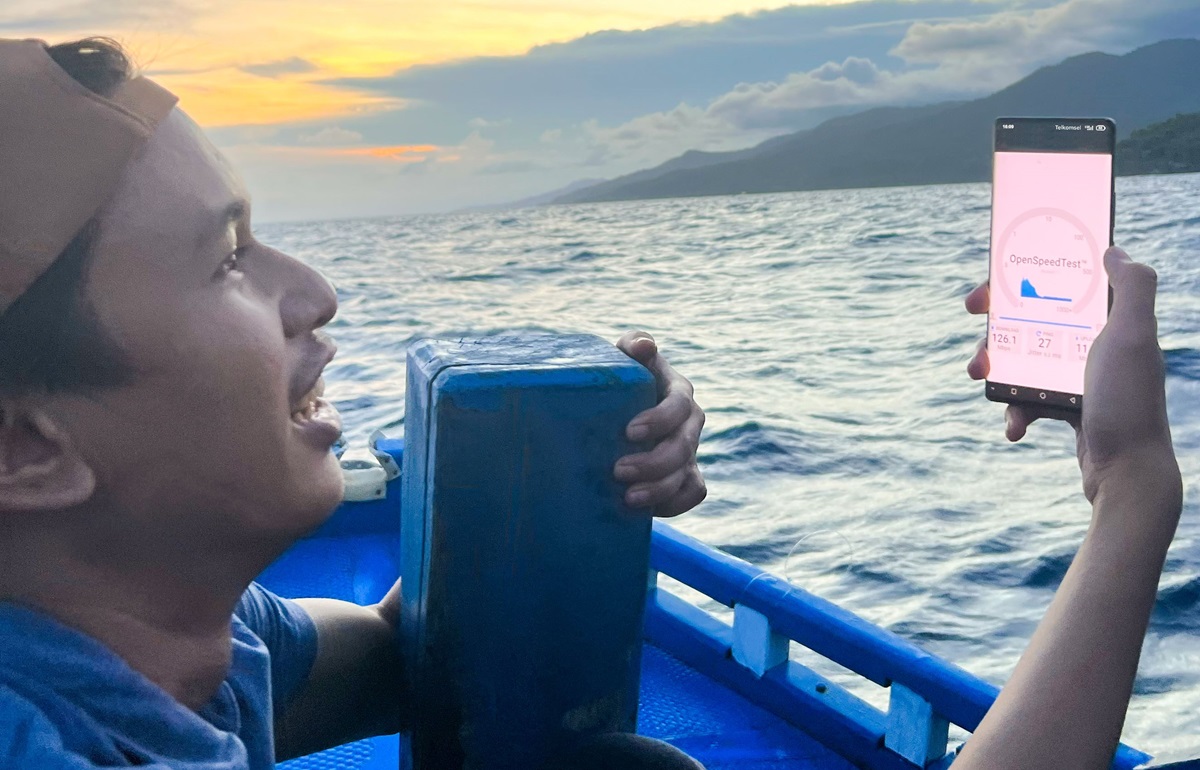 Telkomsel bersama ZTE meluncurkan solusi komunikasi jarak jauh MarineMobile untuk membantu nelayan mengatasi tantangan operasional, mulai dari akses prakiraan cuaca, penentuan lokasi penangkapan ikan optimal, pelacakan GPS, dan akses real-time ke pembeli langsung ikan di pasar.