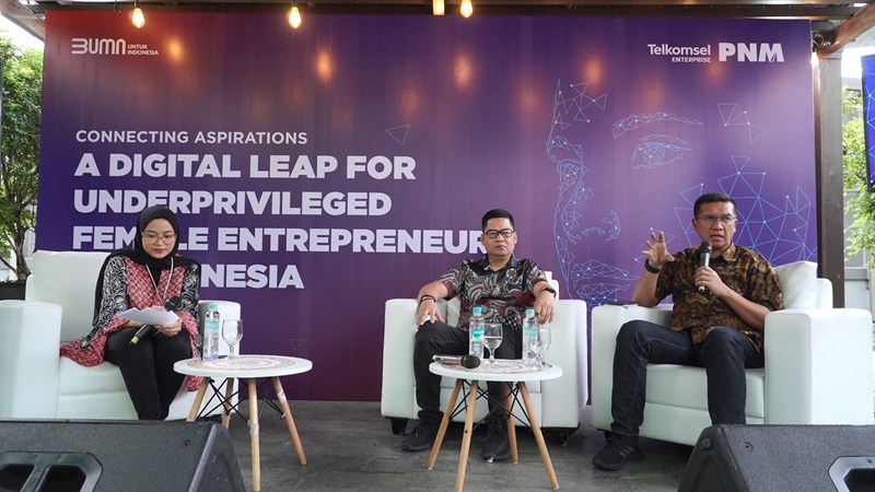 (kiri-kanan) General Manager Account Management Business Sector Telkomsel S.Handoyo Hadi dan Corporate Secretary PT Permodalan Nasional Madani (Persero), L. Dodot Patria memberikan penjelasan terkait kolaborasi Telkomsel dan PNM dalam mendukung pemberdayaan perempuan pelaku usaha ultra mikro melalui ragam solusi digital di Jakarta, Selasa (14/11).