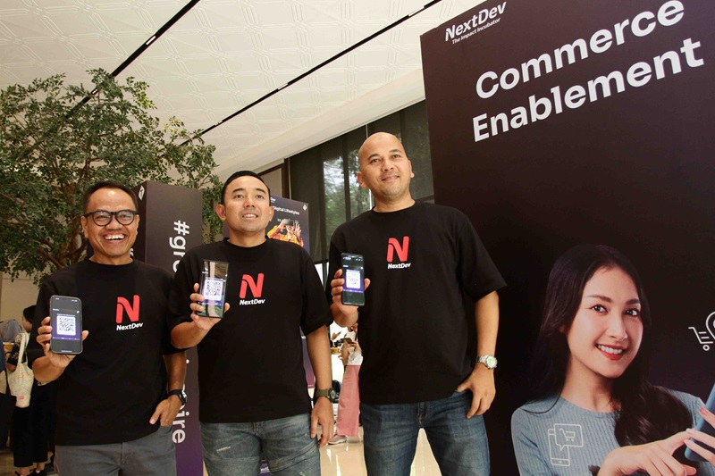 (kiri-kanan) Mgr CSR Education and Public Community Development Telkomsel Hadi Sucipto, VP Corporate Communications & Social Responsibility Telkomsel Saki H. Bramono, GM Corporate Social Responsibility Telkomsel Andry P. Santoso saat menunjukkan kemudahan registrasi Program NextDev melalui QR Code. Program NextDev ke-9 akan melangsungkan NextDev Talent Scouting dengan membuka pendaftaran online mulai 7 November hingga 20 Desember 2023.