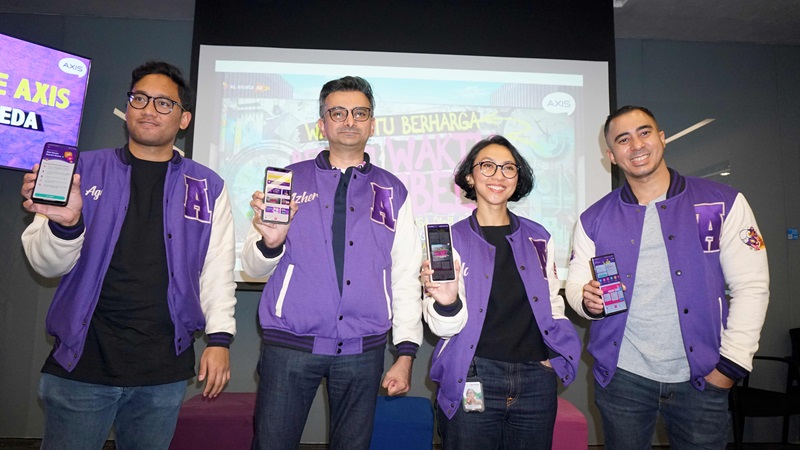 (Ki-Ka) Head Consumer Proposition XL Axiata, Aga Rasyidi Sukandar, Group Head Youth Segment XL Axiata, Azher Javid, Head Youth Marketing Communication XL Axiata, Nahdiah Estu Pawestri dan Group Head Corporate Communication XL Axiata, Reza Mirza dalam acara peluncuran paket inovatif AXIS Teng-Go di Jakarta, Rabu (1/11). Paket ”Teng-Go”, merupakan paket terbaru dari AXIS yang memungkinkan pelanggan bisa akses media sosial dengan mudah dan simple. Paket Teng-Go memberikan layanan akses media sosial berdasarkan waktu penggunaan, bukan kuota dilengkapi dengan fitur Play and Pause.
