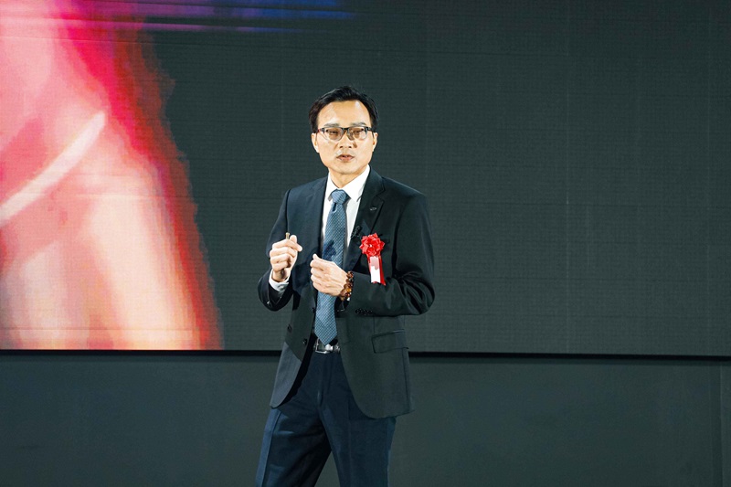 Presiden dan CEO SHARP Corporation, Robert Wu, membayangkan inovasi terobosan dari SHARP di bidang AI...