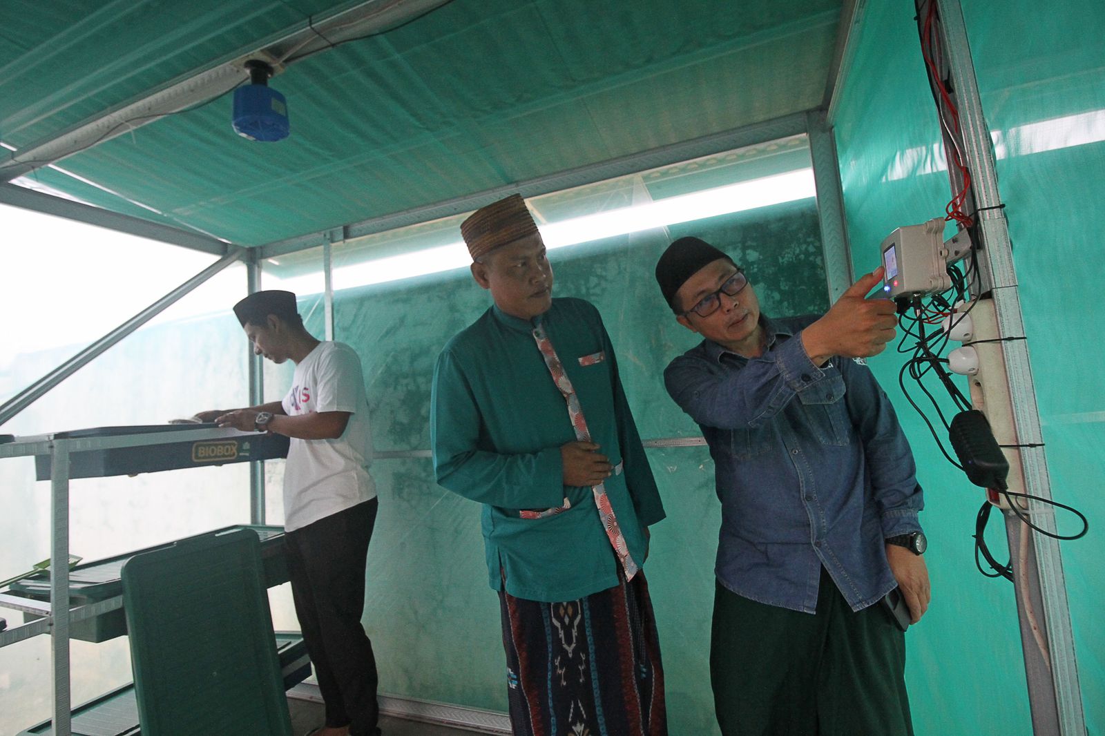 (Ka-Ki) Group Head XL Axiata East Region, Dodik Ariyanto dan Pengasuh PP Miftahul Ulum Sekar Anyar, RKH. Afifurrahman,  dalam acara implementasi pemanfaatan solusi IoT untuk budidaya maggot di Ponpes Miftahul Ulum Sekar Anyar, Pamekasan, Madura, Kamis (9/11). Penggunaan solusi IoT akan membantu mempermudah mengukur suhu dan kelembaban terbaik secara real time. Solusi ini  juga memiliki sejumlah fitur pemantauan lingkungan dan kontrol suhu dan  kelembaban di lokasi budaya maggot.