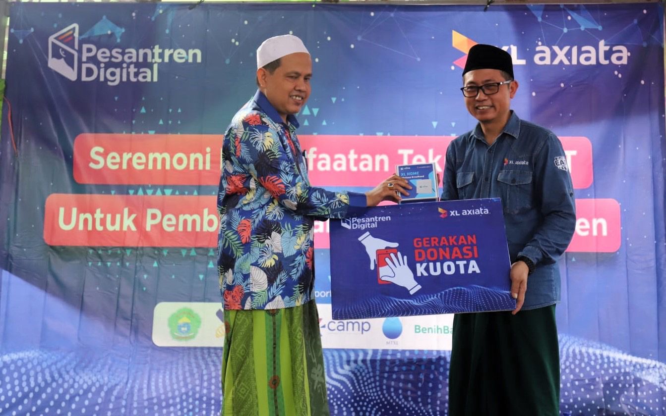 Majelis Taklim XL Axiata, Patria Ahistian (kanan) dan Group Head XL Axiata East Region, Dodik Ariyanto (tengah) menyerahkan zakat karyawan untuk mendukung biaya operasional pendidikan santri dan santriwati kepada Pengasuh PP Miftahul Ulum Sekar Anyar, RKH. Afifurrahman di acara implementasi pemanfaatan solusi IoT untuk budidaya maggot di Ponpes Miftahul Ulum Sekar Anyar, Pamekasan, Madura, Kamis (9/11).