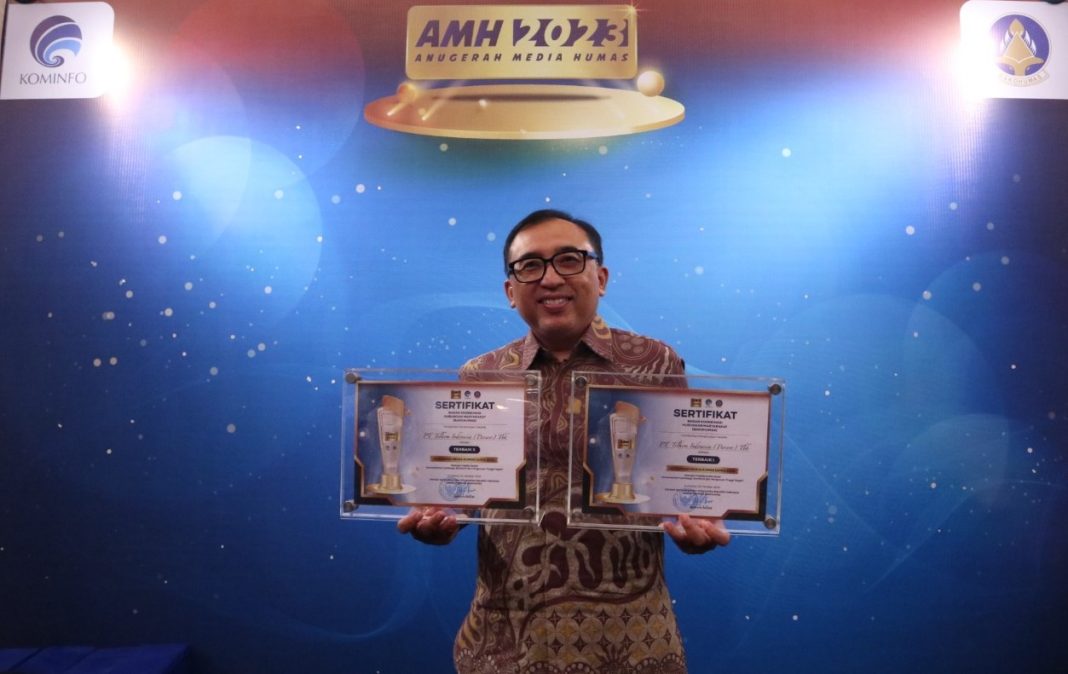 VP Corporate Communication Telkom, Andri Herawan Sasoko (paling kiri) saat menerima penghargaan dalam ajang Anugerah Media Humas (AMH) 2023 yang diselenggarakan di Surabaya (30/10). Telkom berhasil menjadi Terbaik ke-1 kategori Media Audiovisual serta Terbaik ke-2 kategori Media Sosial untuk kelompok Kementerian/Lembaga, BUMN, BUMD dan Perguruan Tinggi Negeri.