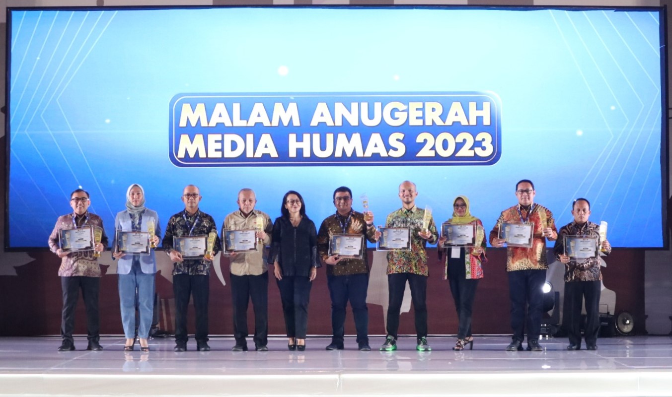 VP Corporate Communication Telkom, Andri Herawan Sasoko (paling kiri) saat menerima penghargaan dalam ajang Anugerah Media Humas (AMH) 2023 yang diselenggarakan di Surabaya (30/10). Telkom berhasil menjadi Terbaik ke-1 kategori Media Audiovisual serta Terbaik ke-2 kategori Media Sosial untuk kelompok Kementerian/Lembaga, BUMN, BUMD dan Perguruan Tinggi Negeri.