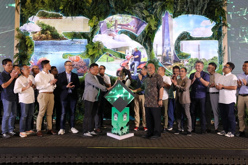 Wakil Gubernur D.I. Yogyakarta KGPAA Paku Alam X (kanan) dan Direktur Utama Telkom Ririek Adriansyah (kiri) melakukan seremoni peresmian program EXIST (ESG Existence for Sustainability by Telkom Indonesia) disaksikan oleh Direksi Telkom dan Direksi Anak Perusahaan Telkom di Yogyakarta pada Kamis (16/11).