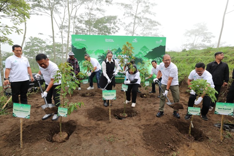 Direktur Utama Telkom Ririek Adriansyah (kedua dari kiri), Direktur Keuangan & Manajemen Risiko Telkom Heri Supriadi (kedua dari kanan), SDG Mover UNDP Indonesia Chelsea Islan (tengah) bersama Jajaran Senior Leaders TelkomGroup melakukan simbolis penanaman 1.000 bibit pohon di Desa Girikerto, yang juga turut dihadiri oleh Lurah Girikerto, Sudibyo pada rangkaian kegiatan Telkom ESG Day di Yogyakarta, Kamis (16/11).
