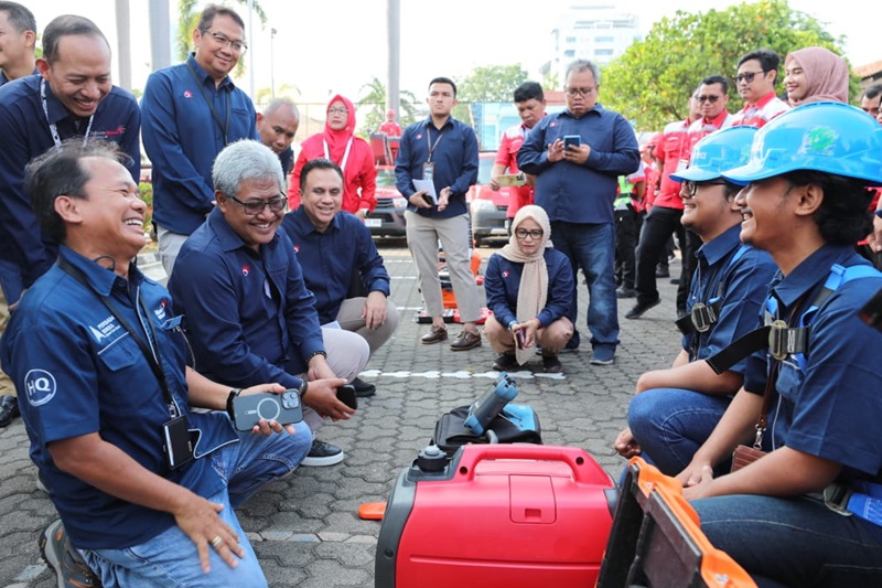 Direktur Network & IT Solution Telkom Herlan Wijanarko (sisi kiri, tengah) bersama jajaran senior leaders TelkomGroup mengecek kesiapan teknisi & petugas lapangan dalam Apel Kesiapan Kerja TelkomGroup untuk event Turnamen Dunia FIFA U-17 World Cup Indonesia 2023, di Jakarta Senin (6/11).