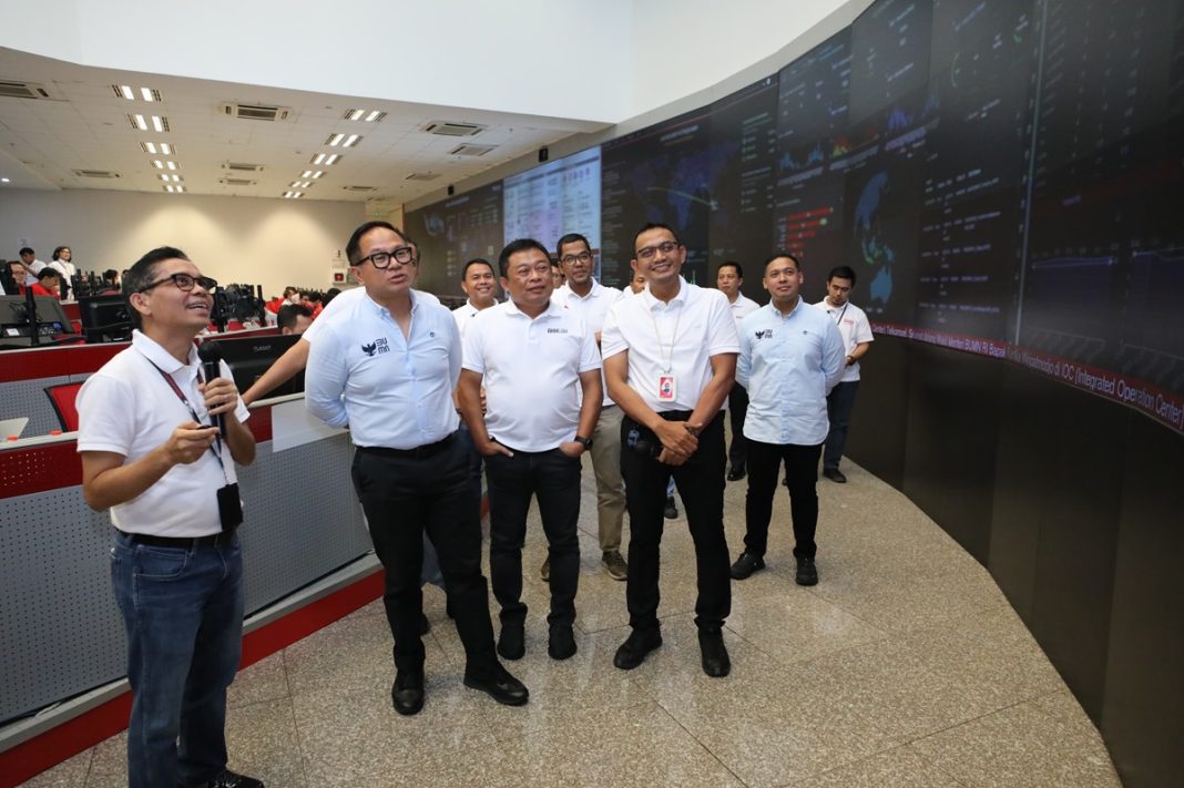Wakil Menteri Badan Usaha Milik Negara (BUMN) Kartika Wirjoatmodjo (kedua dari kiri) didampingi Direktur Utama Telkom Ririek Adriansyah (Ketiga dari kiri), Direktur Network Telkomsel Indra Mardiatna, dan Direktur Keuangan dan Manajemen Risiko Telkomsel Mohamad Ramzy meninjau Integrated Operation Center Telkomsel dalam rangkaian acara kunjungan ke Posko TelkomGroup SIAGA NARU 2023/2024 di Jakarta, Jumat (29/12).