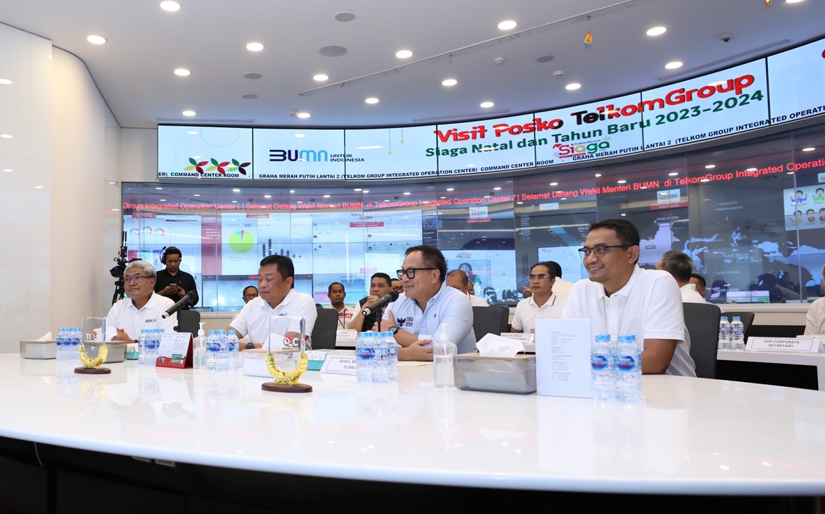 Wakil Menteri Badan Usaha Milik Negara (BUMN) Kartika Wirjoatmodjo (kedua dari kanan) didampingi Direktur Utama Telkom Ririek Adriansyah (kedua dari kiri), Direktur Network & IT Solution Telkom Herlan Wijanarko (paling kiri), Direktur Network Telkomsel Indra Mardiatna (paling kanan) serta jajaran direksi dan senior leaders Telkom meninjau Telkom Integrated Operation Center Telkom dalam rangkaian acara kunjungan ke Posko TelkomGroup SIAGA NARU 2023/2024 di Jakarta, Jumat (29/12).