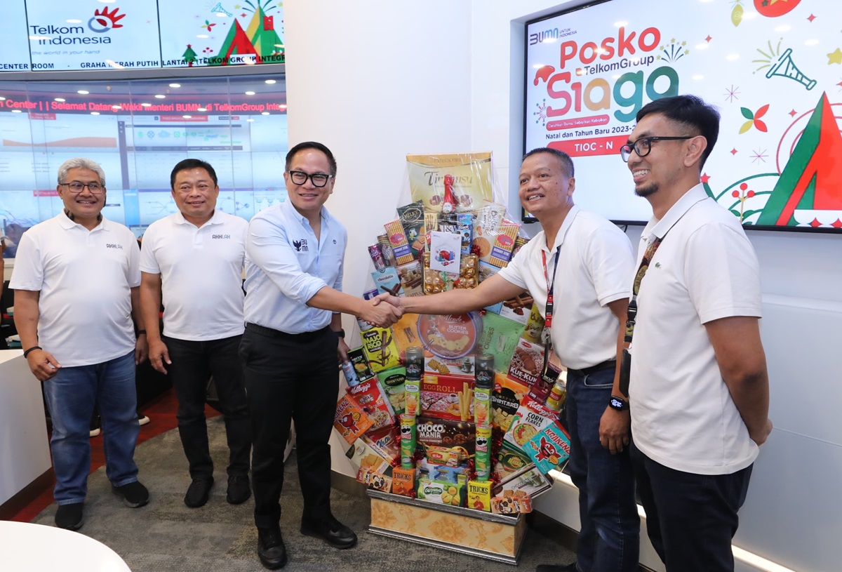 Wakil Menteri Badan Usaha Milik Negara (BUMN) Kartika Wirjoatmodjo (ketiga dari kiri) disaksikan Direktur Utama Telkom Ririek Adriansyah (kedua dari kiri) dan Direktur Network & IT Solution Telkom Herlan Wijanarko (paling kiri), menyerahkan simbolis bingkisan kepada personel posko yang bertugas di Telkom Integrated Operation Center Telkom dalam rangkaian acara kunjungan ke Posko TelkomGroup SIAGA NARU 2023/2024 di Jakarta, Jumat (29/12).