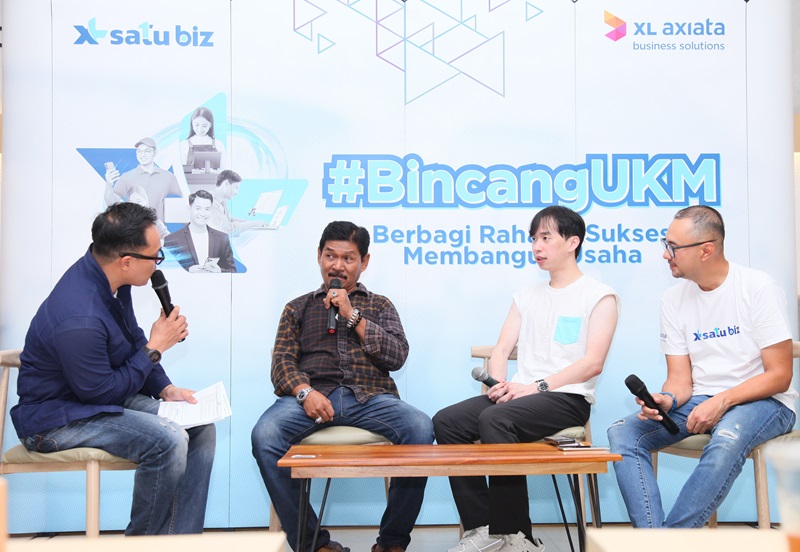 (ka-ki) Group Head Regional Enterprise Account XL Axiata, R.Wicaksono bersama tokoh kopi legendaris di Makasar, Daeng Sija dan Founder Kopi Chuseyo, Daniel Hermansyah dalam acara roadshow Bincang UKM di Makassar, beberapa waktu lalu. Acara Bincang UKM merupakan serial event yang diadakan oleh XL Axiata Business Solutions dengan konsep berbagi pengetahuan dari para pengusaha yang sudah sukses dan berhasil menjalankan bisnisnya kepada para pemilik usaha di berbagai Kota. Dalam kesempatan ini, Bincang UKM yang diadakan di Makasar memperkenalkan XL SATU BIZ yang dapat meningkatkan efisiensi dan produktivitas bisnis dalam satu kemudahan.