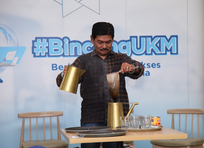 Tokoh kopi legendaris di Makasar, Daeng Sija memperagakan cara meracik kopi dalam acara roadshow Bincang UKM di Makassar, beberapa waktu lalu. Acara Bincang UKM merupakan serial event yang diadakan oleh XL Axiata Business Solutions dengan konsep berbagi pengetahuan dari para pengusaha yang sudah sukses dan berhasil menjalankan bisnisnya kepada para pemilik usaha di berbagai Kota. Dalam kesempatan ini, Bincang UKM yang diadakan di Makasar memperkenalkan XL SATU BIZ yang dapat meningkatkan efisiensi dan produktivitas bisnis dalam satu kemudahan.