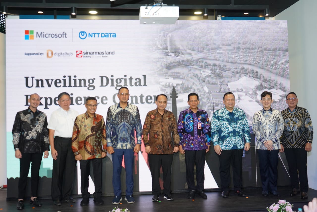 (kiri-kanan) Irawan Harahap (CEO Digital Tech Ecosystem & Development Sinar Mas Land), Ridwan Darmali (Presiden Direktur PT Bumi Serpong Damai Tbk), Saleh Husin (Managing Director President Office Sinar Mas), Samuel Abrijani Pangerapan (Direktur Jendral Aplikasi Informatika Kementerian Komunikasi Republik Indonesia), Budi Arie Setiadi (Menteri Komunikasi dan Informatika Republik Indonesia), Andi Ony (Pj Bupati Tangerang), Dharma Simorangkir (Presiden Direktur Microsoft Indonesia), Hendra Lesmana (Presiden Direktur NTT Indonesia Technology) dan Aris Sulistyanto (Head of Transformation NTT Indonesia Technology) dalam acara seremoni peresmian Digital Experience Center di Green Office Park (GOP) 9, BSD City, pada Kamis (18/01).