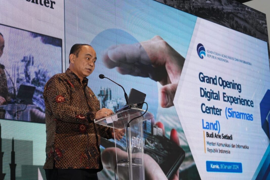 Budi Arie Setiadi (Menteri Komunikasi dan Informatika Republik Indonesia) memberikan keynote speech dalam acara peresmian Digital Experience Center di Green Office Park (GOP) 9, BSD City, pada Kamis (18/01).