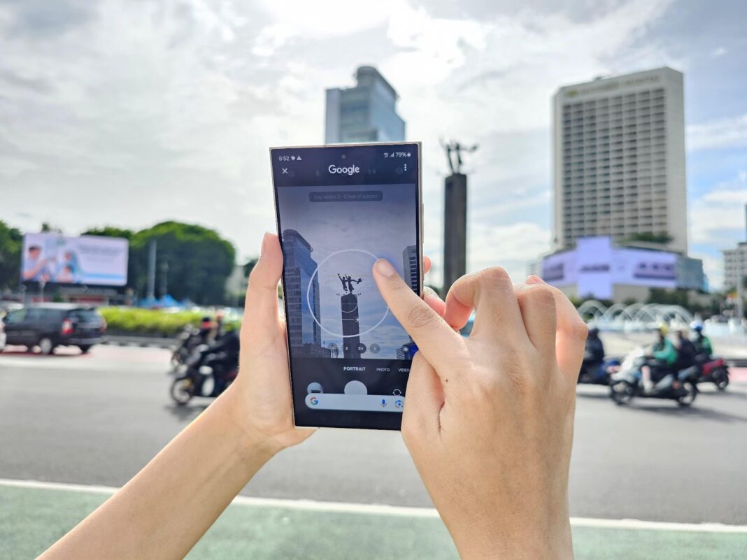 Galaxy AI pada Galaxy S24 Series memudahkan pengguna melakukan berbagai hal dan mencari informasi hanya dengan satu lingkaran