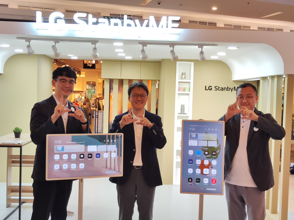 Lee Taejin, President of LG Electronics Indonesia dan Park Jae Il – Product Director Home Entertainment of LG Electronics Indonesia.