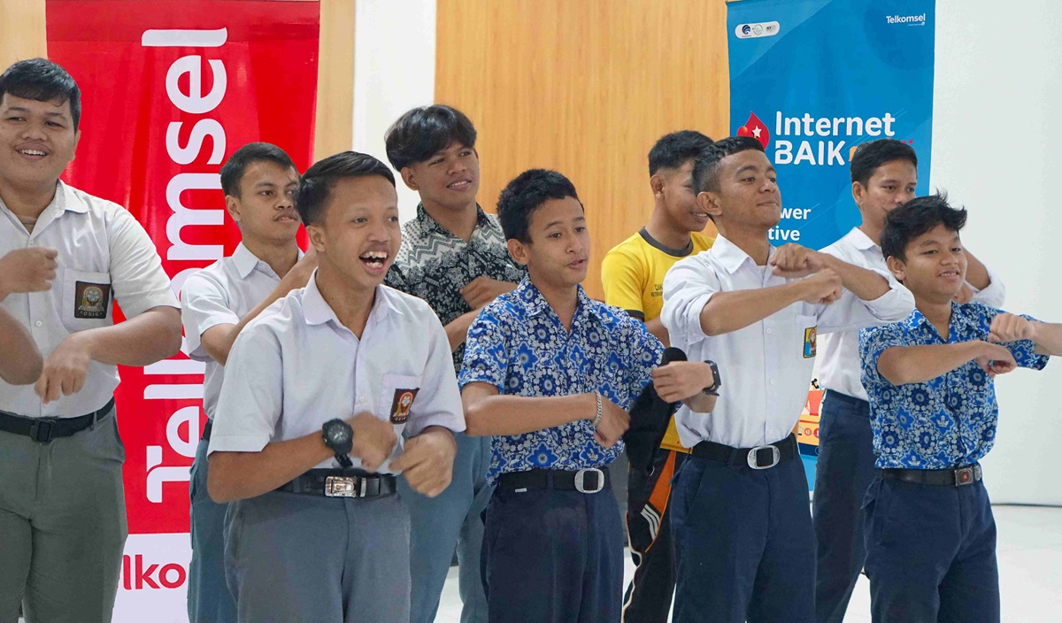 Diselenggarakan di Medan, Tasikmalaya, Banjarbaru, dan Kediri, bagi para guru, orang tua, komunitas, pelajar setingkat SMA, serta siswa-siswa penyandang disabilitas, rangkaian Internet BAIK Series 8 terdiri dari Seminar, Workshop, Bootcamp, dan Showcase yang berfokus pada kecakapan kreatif digital.
